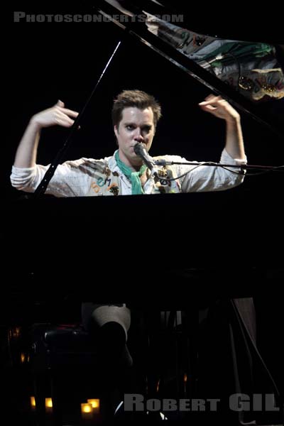 RUFUS WAINWRIGHT - 2010-05-03 - PARIS - Theatre Mogador - 